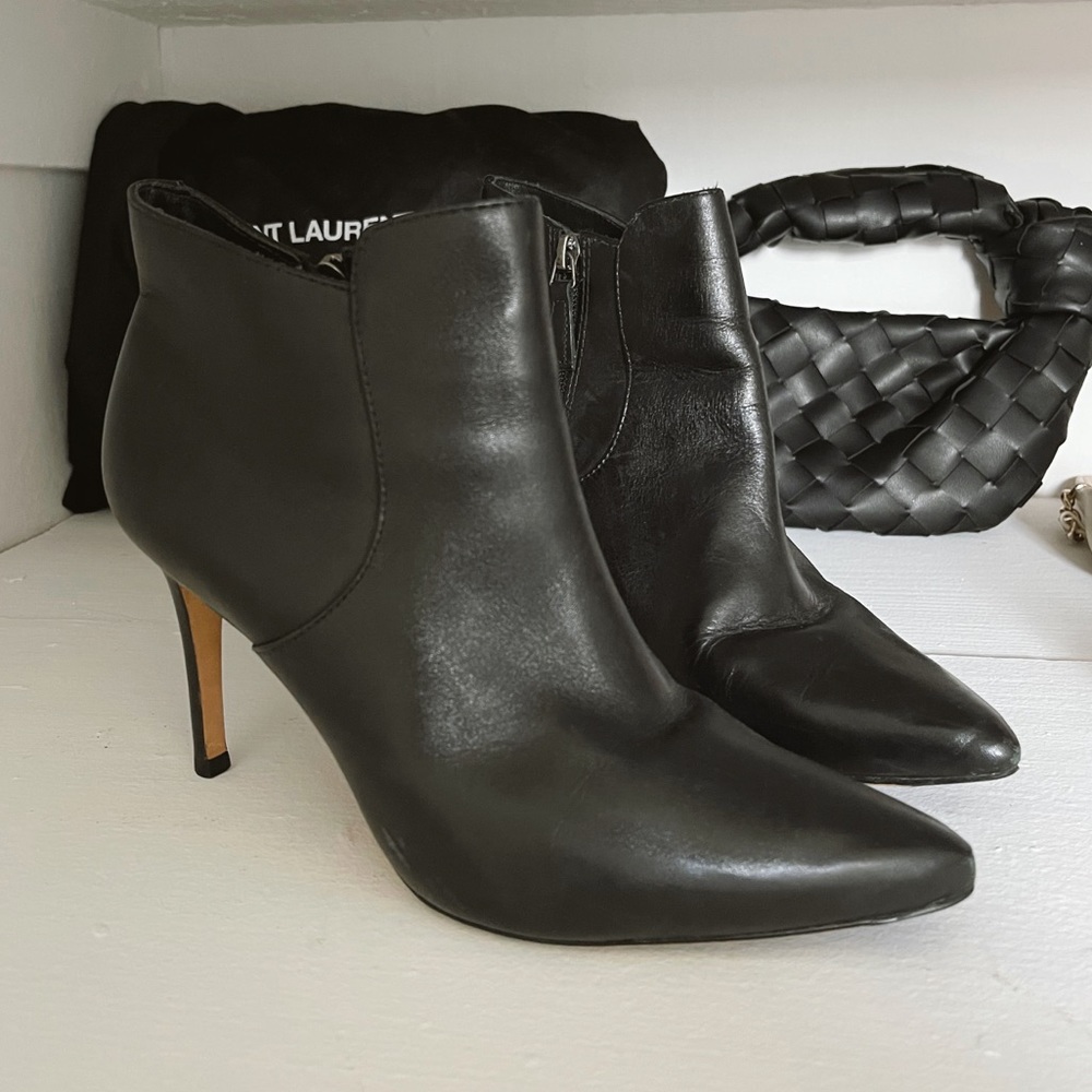 SZ 8.5 JOHNSTON & MURPHY LEATHER BOOTIES